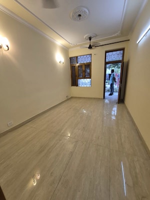 Room in 2.5 BHK Apartment at Mayur Vihar – for Rent