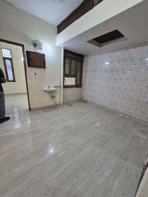 Room in 2.5 BHK Apartment at Mayur Vihar – for Rent