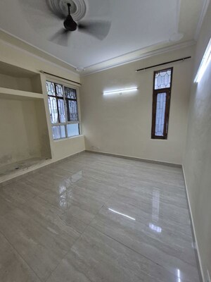 Room in 2.5 BHK Apartment at Mayur Vihar – for Rent