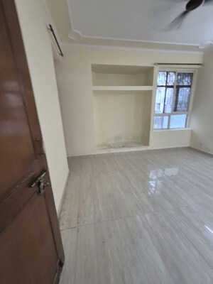 Room in 2.5 BHK Apartment at Mayur Vihar – for Rent