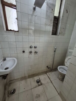 Bathroom in 2.5 BHK Apartment at Mayur Vihar – for Rent