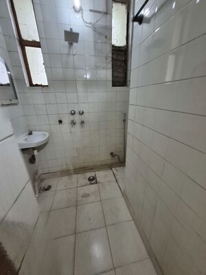 Bathroom in 2.5 BHK Apartment at Mayur Vihar – for Rent