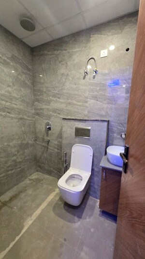 Bathroom in 1 BHK Builder Floor at Sector 40 – for Rent