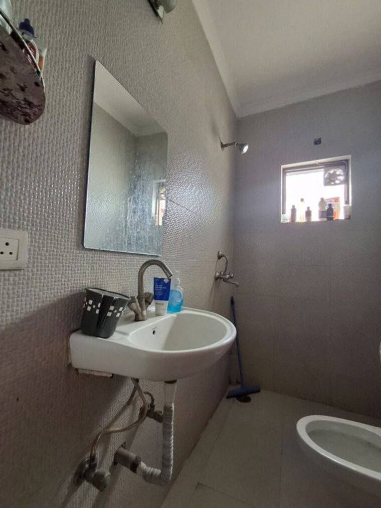 Bathroom, sector 23 2.5 Bedroom 2130 Sq.Ft. Builder Floor In Sector 23 Gurgaon 10693993