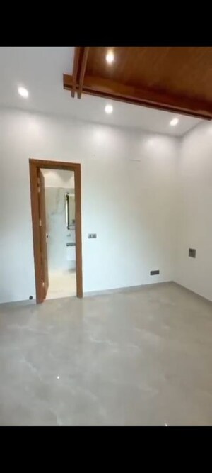 Room in 5 BHK Independent House at Sector 26 – for Sale