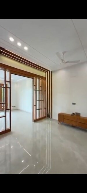 Room in 5 BHK Independent House at Sector 26 – for Sale