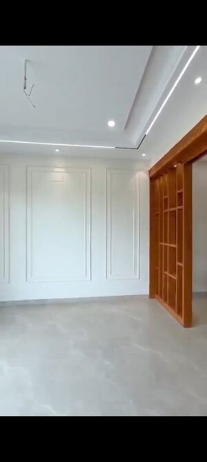 Room in 5 BHK Independent House at Sector 26 – for Sale