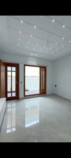 Room in 5 BHK Independent House at Sector 26 – for Sale