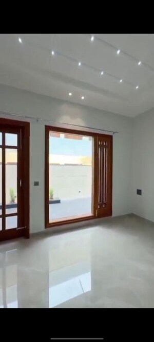 Room in 5 BHK Independent House at Sector 26 – for Sale