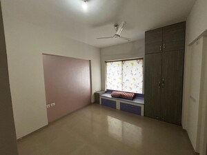 Room in 2.5 BHK Apartment at Kalpataru Estate, Pimple Gurav – for Rent