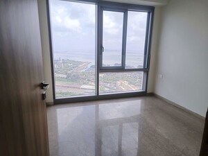 Room in 2 BHK Apartment at Piramal Aranya, Byculla – for Rent