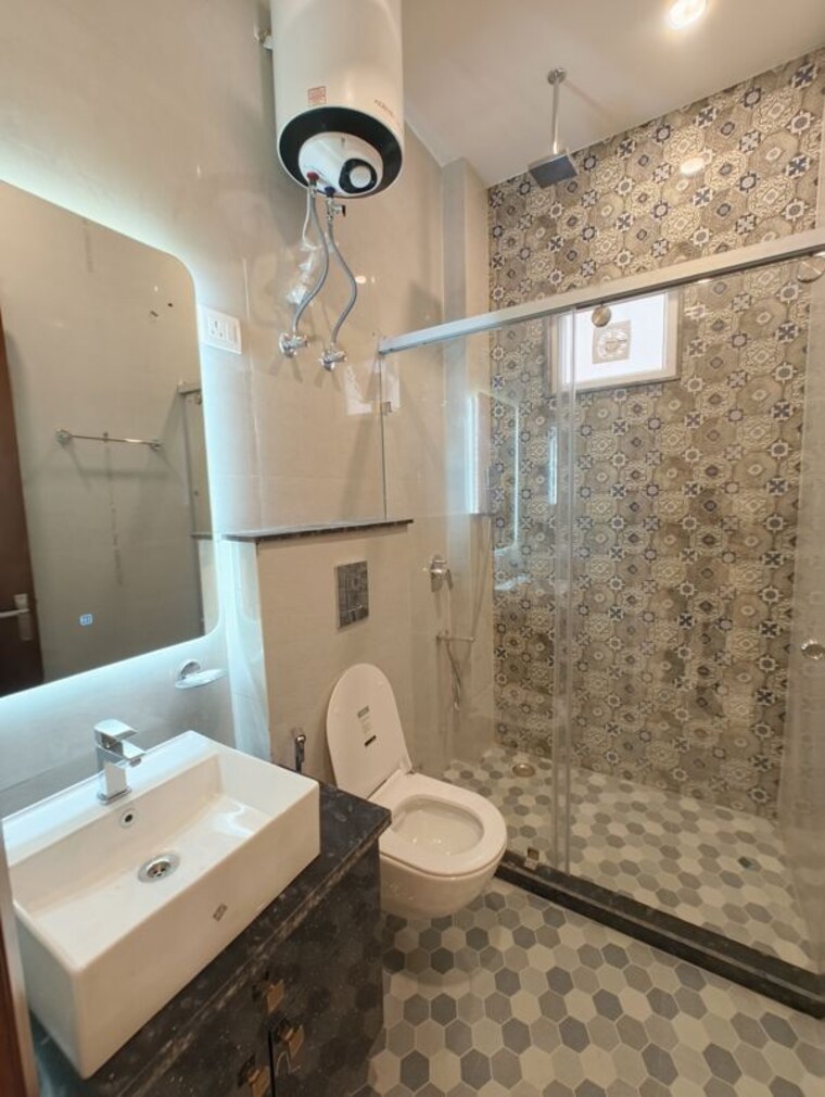 Bathroom, chittaranjan park 3 Bedroom 1800 Sq.Ft. Builder Floor In Chittaranjan Park Delhi 10694055
