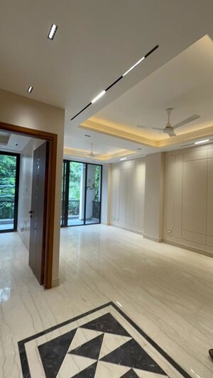 Room in 3 BHK Builder Floor at Chittaranjan Park – for Sale