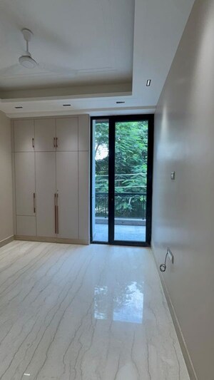 Room in 3 BHK Builder Floor at Chittaranjan Park – for Sale
