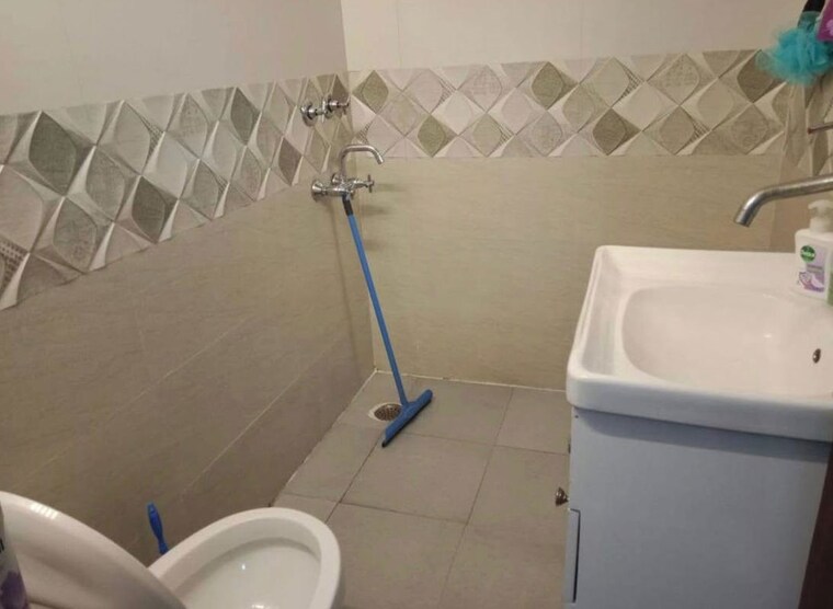 Bathroom, kailash colony 2 Bedroom 1200 Sq.Ft. Builder Floor In Kailash Colony Delhi 10694096