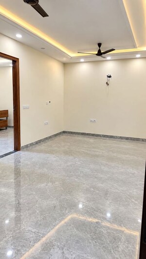 Room in 2 BHK Builder Floor at Sector 52 – for Rent