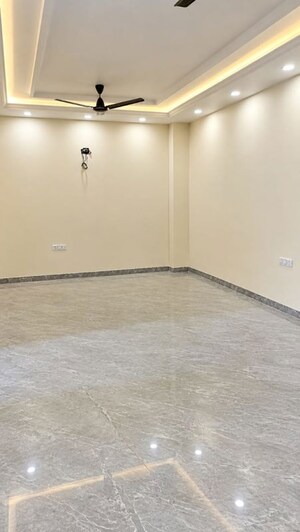 Room in 2 BHK Builder Floor at Sector 52 – for Rent