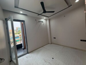 Room in 3 BHK Builder Floor at Sector 15 – for Rent