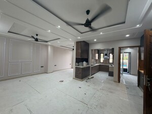 Parking in 3 BHK Builder Floor at Sector 15 – for Rent