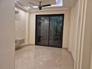 Room in 3 BHK Builder Floor at South City 1 – for Rent