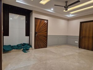 Room in 3 BHK Builder Floor at South City 1 – for Rent