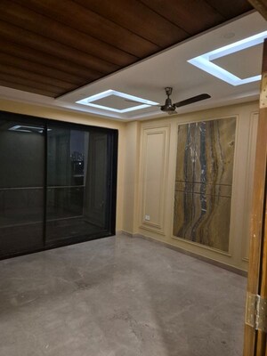 Room in 3 BHK Builder Floor at South City 1 – for Rent