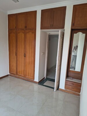 Room in 3.5 BHK Apartment at Unitech Palms, South City 1 – for Rent
