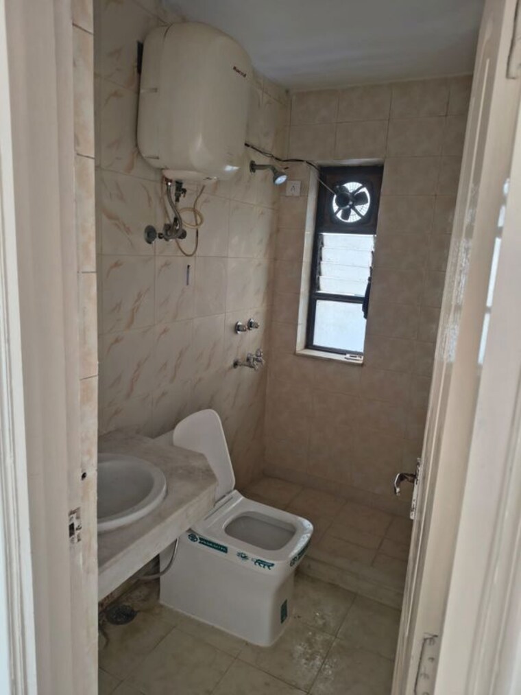 Bathroom, unitech-palms 3.5 Bedroom 1600 Sq.Ft. Apartment In South City 1 Gurgaon 10694319
