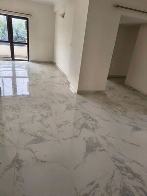 Room in 3.5 BHK Apartment at Unitech Palms, South City 1 – for Rent