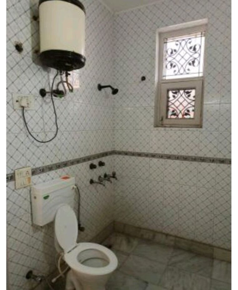 Bathroom, rwa-apartments 2 Bedroom 209 Sq.Mt. Builder Floor In Sector 31 Noida 10694364