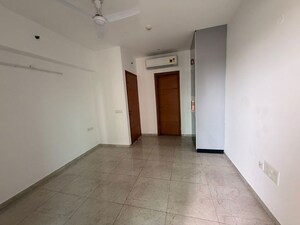 Room in 4 BHK Apartment at DLF The Icon, Dlf Phase V – for Rent