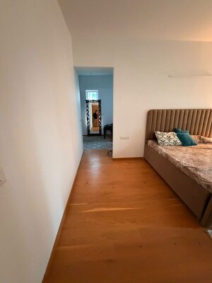 Room in 4 BHK Apartment at DLF The Icon, Dlf Phase V – for Rent