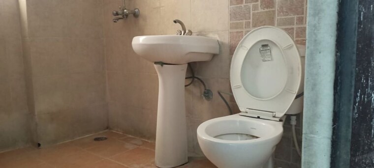 Bathroom, saviour-greenisle 2.5 Bedroom 1150 Sq.Ft. Apartment In Sain Vihar Ghaziabad 10694498