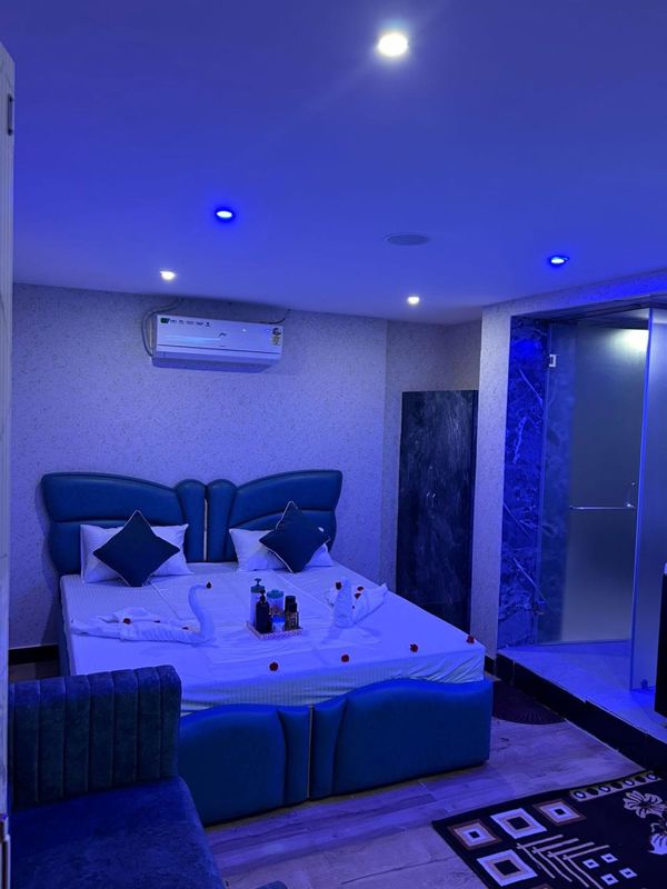 Bedroom in 6+ BHK Apartment at Indiranagar – for Rent