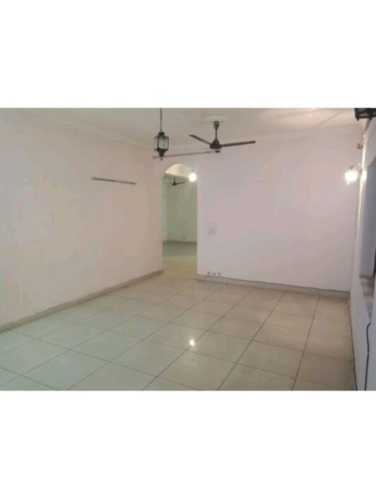 Room, rwa-apartments 3 Bedroom 240 Sq.Mt. Independent House In Sector 31 Noida 10694663