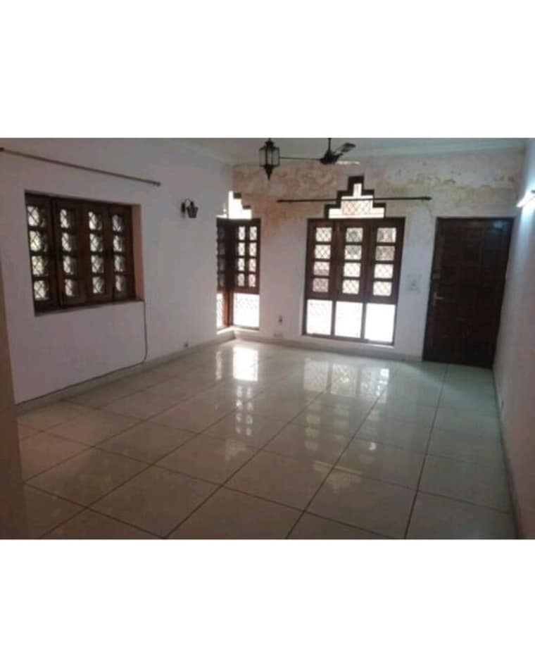Room, rwa-apartments 3 Bedroom 240 Sq.Mt. Independent House In Sector 31 Noida 10694663