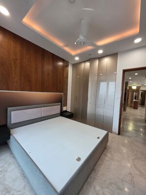 Bedroom in 4 BHK Apartment at Tardeo – for Rent