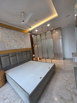 Room in 4 BHK Apartment at Tardeo – for Rent