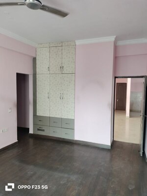 Room in 3 BHK Apartment at Eldeco Elegante, Vibhuti Khand – for Rent