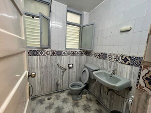 Attached Bathroom in 3 BHK Apartment at Churchgate – for Rent