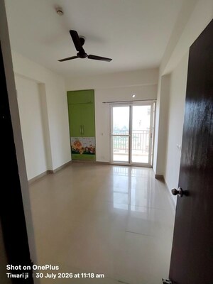 Room in 2.5 BHK Apartment at Mahagun Moderne, Sector 78 – for Rent