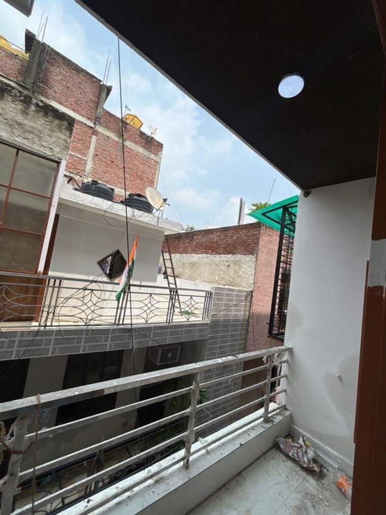 Balcony, khanpur 2 Bedroom 62 Sq.Yd. Builder Floor In Khanpur Delhi 10693157