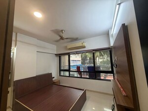 Room in 3 BHK Apartment at Khar West – for Rent