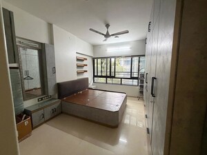 Room in 3 BHK Apartment at Khar West – for Rent