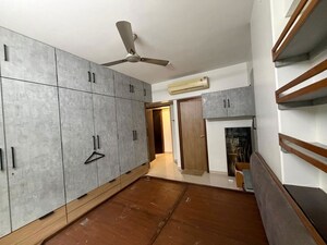 Room in 3 BHK Apartment at Khar West – for Rent