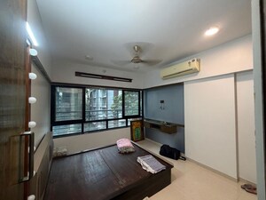 Room in 3 BHK Apartment at Khar West – for Rent