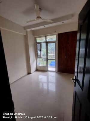 Room in 3 BHK Apartment at Amrapali Silicon City, Sector 76 – for Rent
