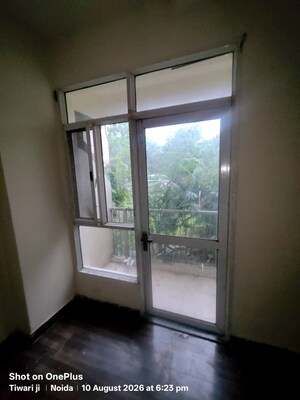 Room in 3 BHK Apartment at Amrapali Silicon City, Sector 76 – for Rent