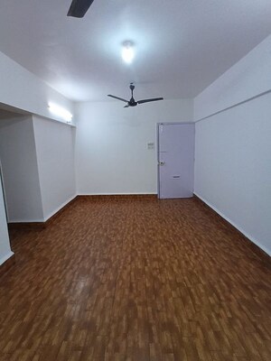 Room in 3 BHK Apartment at Lokhandwala Whispering Palms, Kandivali East – for Rent