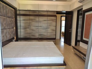 Room in 3 BHK Apartment at S Raheja Sapphire, Santacruz West – for Rent